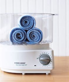 Andrew Mccaul Rice Cooker as Towel Steamer For an at-home spa experience, wet and wring out washcloths, fold in thirds, roll up, and steam in the cooker for about five minutes. (Transfer the towels with tongs—they're hot!—to a plate to cool a bit before using.) Towel Steamer, Facial At Home, Steam Recipes, Spa Night, Spa Towel, Steam Cooking, Salon Suites, Spa Decor, Spa Day At Home