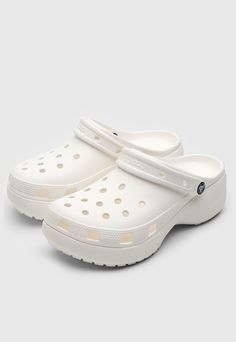 Sandália Crocs Platform Clog BrancoBico: RedondoMedidas da peça: Sola com 6cm.MUST Have DO Veráo: as sandálias são as queridinhas do verão! Facilitam o dia a dia corrido com muito estilo e praticidade, além de compor looks de trabalho com muita elegância ou looks para passeio com seus modelos mais despojados e modernos. Aposte na que mais faz seu estilo e use e abuse! Crocs Platforms, Crocs Platform Clog, Crocs Wedges, Crocs Platform, Platform Crocs, White Crocs, Crocs Clog, Crocs Sandals