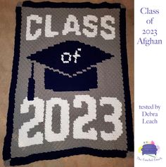 a crocheted graduation blanket with a graduate's cap and the words class of 2013 on it