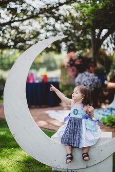 Two The Moon Birthday Backdrop, Two The Moon Photoshoot, 2 Birthday Ideas, Two The Moon Birthday Party Girl, Moon Photo Booth, Two The Moon Party, Moon Party Ideas, Moon Cutout, Nature Selfie