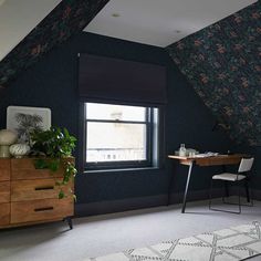 a room with blue walls and floral wallpaper on the ceiling, along with a white rug