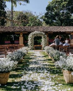 Spring Outdoor Wedding Ceremony, White Gold And Green Wedding, Country Marriage, Alfresco Wedding, Wedding Photoshoot Props, Dream Wedding Decorations, Yard Wedding, Emerald Green Weddings, Winter Bride