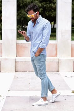 Except for the sunglasses. White Jeans Men, Neue Outfits, Cooler Look, Outfit Jeans, Men's Outfits, Light Blue Jeans, Men Street, Man Fashion, Mens Wear