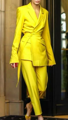 Fashion Classy Outfits, Yellow Two Piece, Yellow Suit, Bandage Dress Black, Woman Suit Fashion, Party Dress Long Sleeve, Fashion Mistakes, Looks Chic, Blazer Outfits