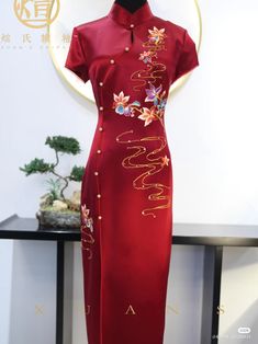 Model Blouse Batik, Cheongsam Design, Chinese Clothing Traditional, Qi Pao, Vietnam Dress, Japanese Traditional Clothing, Chinese Qipao, Formal Wear Dresses