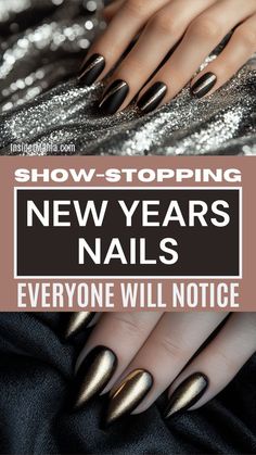 Black And Glitter Gold Nails, Black And Gold Nails For New Years, New Years Nail Ideas Black And Gold, New Year’s Eve Dip Nail Ideas, Elegant Nye Nails, Gold And Chrome Nails, New Years Short Gel Nails, New Years Eve Nails Chrome, Green And Gold New Years Nails