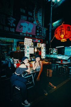 Shanghai Photo Ideas, Hongkong Aesthetic Photography, Chinese Photoshoot Ideas, Chinatown Photoshoot, Photoshoot Ideas Street, Chinatown Photography, Taiwan Aesthetic