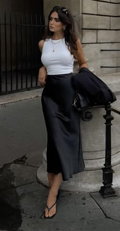 Long Black Skirt Outfit, Silk Skirt Outfit, Black Satin Skirt, Satin Skirt Outfit, Black Skirt Outfits, Long Skirt Outfits, Maxi Skirt Outfits, Work Fits, Mode Inspo