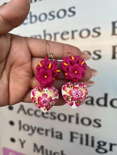 Beautiful and unique copal wood earrings. Each heart is carved and painted entirely by hand by artisans from Oaxaca. Wooden earrings in Alebrije technique, Mexican earrings, Handmade Artisan Heart Earrings, Traditional Hand Painted White Earrings, Traditional White Hand Painted Earrings, Traditional White Hand-painted Earrings, Hand Painted White Heart Jewelry, White Hand Painted Heart Jewelry, Artisan Multicolor Heart-shaped Earrings, Artisan Multicolor Heart Earrings, Mexican Earrings