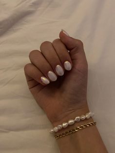 short pearl nails, nails idea Off White Pearl Nails, Small Nails Design Summer, Pearl Silver Nails, Short Pearly Nails, Short Nails Pearl, Nail Inso Short Nails Simple, Short Small Nails Ideas, Pearl Short Nails