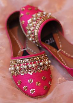 Indian Shoes, Wedding Types, Footwear Design, Lv Shoes, Bridal Sandals, Fashion Slippers, Stylish Party, Fancy Shoes