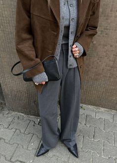 Brown Coat Outfit, Suede Jacket Outfit, Minimal Stil, October Outfits, Fall Capsule Wardrobe, Grey Outfit