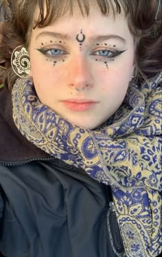 Fae Aesthetic Eye Makeup, Graphic Winged Liner, Fairy Makeup Eyeliner, Starwars Inspired Makeup, Nordic Makeup Viking, Hippies Make Up, Cosmic Makeup Looks, Weird Eyeliner Looks, Random Makeup Looks