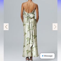 the back of a woman's dress is shown with an image of flowers on it