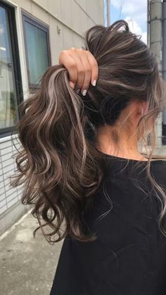 Rambut Brunette, Black Hair Balayage, Hair Color Underneath, Brown Hair Inspo, Brunette Hair With Highlights, Dark Hair With Highlights, Brown Hair Balayage, Pretty Hair Color, Brown Blonde Hair