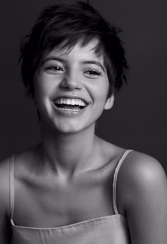 Isabella Moner, Isabela Merced, Isabela Moner, Face Photography, Face Expressions, Short Hair Haircuts, Grunge Hair, Interesting Faces, 인물 사진