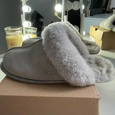 These Ugg Slippers Are Adorable And So Comfy. They Are A Soft Grey And Are A Great Addition If You Like Cozy Wear. Ugg Fluffita Slippers, Gray Uggs, Grey Ugg Slippers, Grey Uggs, Ugg Shoes Women, Grey Ugg, Ugg Scuffette, Grey Slippers, Cozy Wear