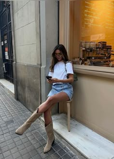 Summer Boots Outfit, Outfit Botas, Mode Zara, Downtown Outfits, Nashville Outfits, Beige Outfit, Outfit Chic, Mode Inspo, Country Outfits