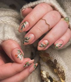 Decent Nail Art, Dark Green Winter Nails, Green Xmas Nails, Green Winter Nails, Green Christmas Nails, Nail Art Noel, Christmas Nail Art Ideas, Mickey Nails, Sassy Nails