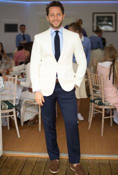 Derek Blasberg going sockless in loafers at Wimbledon 2017 Off White Blazer Outfit, White Blazer Outfit Men, White Blazer Outfit, White Blazer Men, Stylish Men Summer, White Blazer Outfits, Stylish Mens Haircuts, Off White Blazer, Most Stylish Men