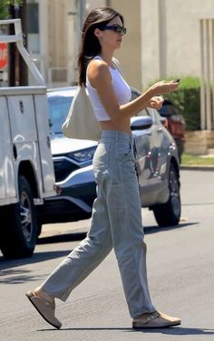 60+ Effortlessly Chic Birkenstock Clogs Outfits [2023]: How To Style Birkenstock Clogs Kendall Jenner Wide Leg Jeans, Kendall Outfits Summer, Kendall Jenner Outfit Ideas, Kendall 2023 Outfit, Celebrities Off Duty, Kendall Street Style 2023, Spring Model Off Duty Outfit, Model On Duty Style, Kendall Jenner Outfit Inspiration