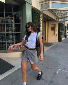 Long Pleated Shorts Outfit, Grey Pleated Skirt Outfit Summer, Shorts Business Casual Outfits, Pleated Shorts Outfit Summer, Grey Shorts Outfit Aesthetic, Trousers Shorts Outfit, Summer Patio Outfit, New York Ootd Summer, Stripped Short Outfits