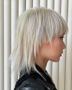 Mullet Straight Hair, Mullet Haircut Woman, Blonde Hair Cuts Medium, Wavy Angled Bob, Black Wavy Hair, Second Day Hairstyles, Instagram Hairstyles, Mullet Haircut