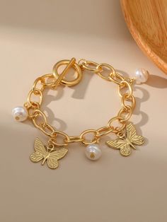 Jewellery Photoshoot Ideas, Jewellery Photoshoot, Nail Bags, Butterfly Charm Bracelet, Link Jewelry, Pearl Butterfly, Bracelets Collection, Jewelry Photoshoot