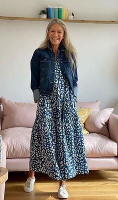 Dresses For Women Over 40, Summer Dresses 2023, Streetwear Ideas, Fall Streetwear, Casual Chic Outfits, Denim Jeans Fashion, Autumn Look, Casual Outfit Inspiration, Over 60 Fashion