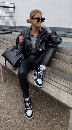 High Nike Dunks Outfit Woman, High White Converse Outfit, Converse And Leather Pants, Dunks High Outfit Woman, Air Jordan 1 High Outfit Women, Black Nikes Outfit, Air Jordan High Outfit Women, Styling Jordan 1 Outfits Women, Nike Dunk High Outfit Woman