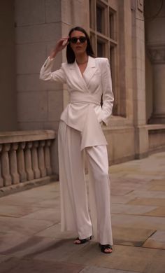 White Pants Suits For Women Classy, White Pants Suits For Women, Suits For Women Classy, Pants Suits For Women, White Pants, Inspirational Women, New Style