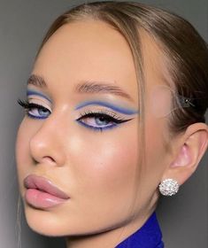 Royal Blue Waterline Makeup, Summer Makeup Looks Colorful, Make Up Blue Eyeliner, Electric Blue Makeup Look, Colorful Make Up Ideas, Blue Makeup Looks Easy, Blue Festival Nails, Blue Makeup Looks Brown Eyes, Blue Concert Makeup