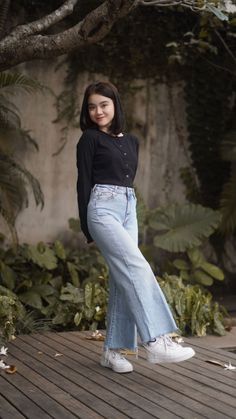 Fest Outfits, Jeans Outfit Women, White Tennis Shoes, Pose Fotografi, Look Formal, Desi Fashion Casual, Casual College Outfits, Style Hijab, Stylish Photo Pose