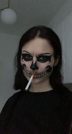 Skull Face Aesthetic, Fantasias Pro Halloween, Halloween Makeup Terror, Bunny Halloween Makeup, Black Halloween Makeup, Halloween Skeleton Makeup, Skull Makeup Tutorial, Pink Glitter Makeup, Holloween Makeup