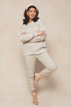 Introducing our first ever Ivy City Sweatpants in sage! They have a jogger fit and an elastic waistband for comfortable all-day wear. The soft, cozy fabric is perfect for any outing, while still looking stylish. Pair with our sweatshirt for a matching look! Stylish Comfy Outfits, Pink Athleisure, Matching Outfit Ideas, Matching Sweatsuit, City Sweatshirt, Pink Lounge, Outfits Matching, City Woman, Mom And Me