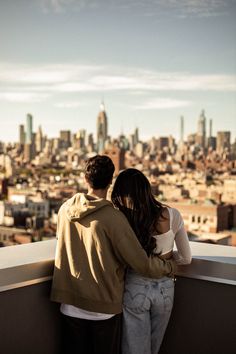 Vintage Couple New York City Rooftop Photoshoot New York Couple Photography, Couple Poses Rooftop, Couple Photos In The City, Couple Poses City, Nyc Couple Pictures, New York Couple Pictures, City Photoshoot Couple, New York Couple Aesthetic