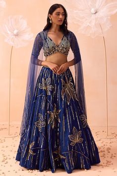 Lehenga Designs Wedding Guest, Lehenga Designs Blue Colour, Lengha Inspiration, Sangeeth Dress Designs, Ladies Lehenga, Bridal Sangeet Outfits, Lehnga Designs Indian Weddings Simple, Blue And Gold Lehenga, Blouse Design Lehenga