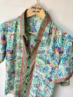 Men Silk Shirt / Men Shirt / Man's Shirts / Gifts For Him / Hawaiian Shirt / Gifts For Father / Indian Silk / Vacation / Summer / Hippie JAIPUR CRAFT AND ART Presenting Indian Vintage Silk Shirts For Men And Women . Limited Edition Shirt. Fabric on a limited Prints And Edition, The Men / He will feel so unique! Beautiful Shirt in Silk, Button Up and Short sleeves.   Perfect Gifts For Him / Gifts For Father / Gifts For Boyfriend / Gifts For Brother  Your Men / He will feel amazed by the quality a Green Printed Shirt With Spread Collar, Silk Shirt Men, Silk Shirts, Man Shirt, Cotton Kaftan, Limited Edition Shirt, Perfect Gift For Him, Men Shirt, Gifts For Brother