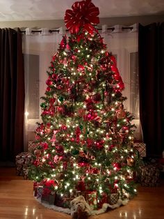 a decorated christmas tree in a living room