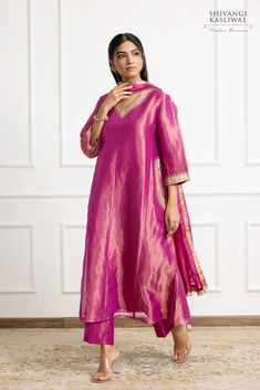 Khatwork Kurti, Pakistani Women, Pakistani Women Dresses, Ethnic Beauty, Suits Punjabi, Kurti Embroidery, Suit Ideas, Raw Mango, Indian Party