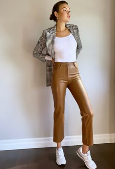 Brown Melina Pants Outfit, Brown Leather Cropped Pants Outfit, Aritzia Melina Pant Outfit, Creme Outfits, Brown Leather Pants Outfit, Faux Leather Pants Outfit, London Outfits, Outfits Leggins, Melina Pant