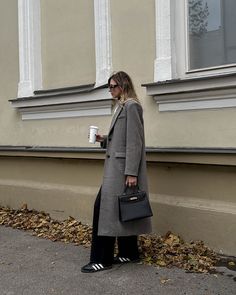 Grey long coat, winter outfit inspo, black wide leg wool pants, adidas samba trainers, neutral style, old money style, sophia Richie fashion style, scandi fashion, coffee date look Long Coat Winter Outfit, Black Adidas Samba Outfit, Trenchcoat Fashion, Sambas Black, Coat Winter Outfit, Grey Coat Outfit, Adidas Samba Black, Sophia Richie, Long Grey Coat