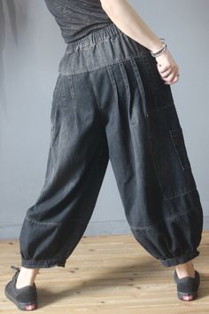 Vintage Baggy Cargo Jeans For Fall, Baggy Vintage Cotton Cargo Jeans, Vintage Baggy Denim Pants, Vintage Non-stretch Bottoms With Pockets, Baggy Tapered Leg Washed Bottoms, Vintage Baggy Cargo Jeans For Spring, Baggy Denim Harem Pants, Wide Leg Denim Harem Pants With Pockets, Baggy Dark Wash Bottoms