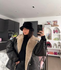 Winter Coat 2023, Australian Winter Fashion, Outfits Los Angeles, Australian Winter, Autumn Outfit Ideas, T Shirt Outfits, Aesthetic Overalls Outfit, Italy Fits, Ireland Fashion