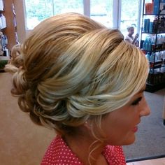 Adorable Short Bridal Hair, Sanggul Modern, Short Hair Updo, Front View, Great Hair