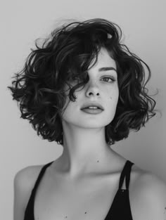 Discover Stylish Curly Bob Haircuts - Inspiration & Ideas Chic Wavy Bob, Curly Hair Angled Bob, Haïr Cut For Short Curly Hair, Dramatic Bob Haircut, Wavy Curly Bob Hairstyles, Naturally Curly Hairstyles Short, Chin Length Wavy Hair With Layers, Wavy Italian Bob, Inverted Bob Wavy Hair