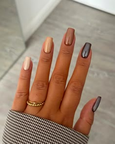 50+ September Nails You Must Copy This Year - Prada & Pearls Ongles Beiges, Short Classy Nails, Chrome Nails Designs, Squoval Nails