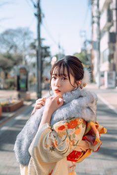 People Reference, Asian Ladies, Fur Coats, Kimono Fashion, Fur Collar, Fur Collars, Real Life, Harajuku, Fur Coat