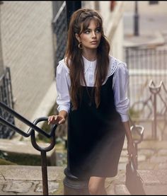 Subtle Balayage Brunette, Minimalist Chic Fashion, Smart Casual Dress, Shot Hair Styles, Good Hair Day, Outfit Inspo Fall, Big Hair, Messy Hairstyles, Hairstyles With Bangs