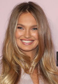 Romee Strijd Hair Blonde, Romee Strijd Haircut, Romee Strijd Hair, Dark Strawberry Blonde, Beachy Waves Hair, 90s Hair, Hair 2022, Romee Strijd, Dyed Hair Inspiration